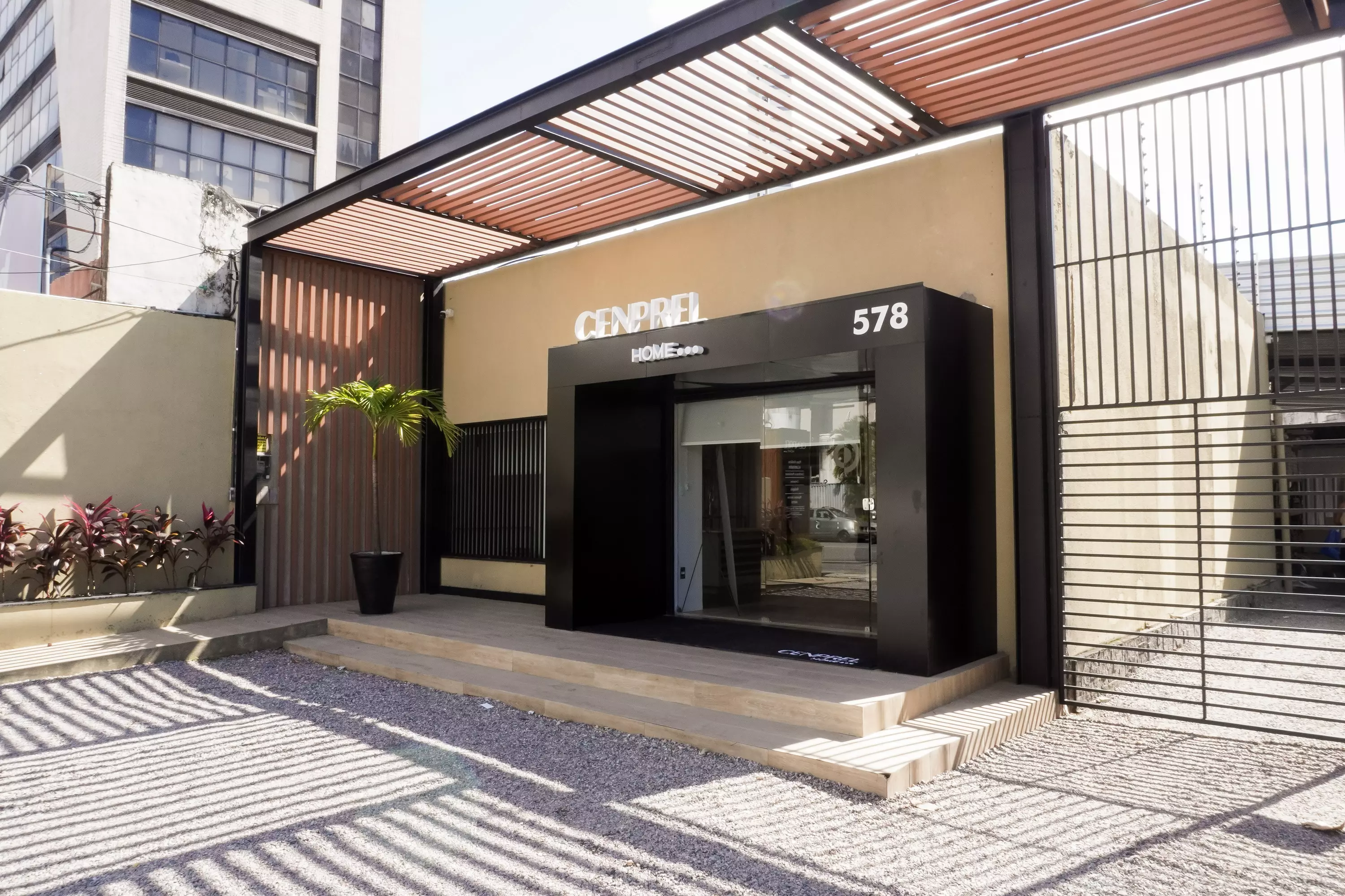 Fachada e Showroom Cenprel Home no Recife